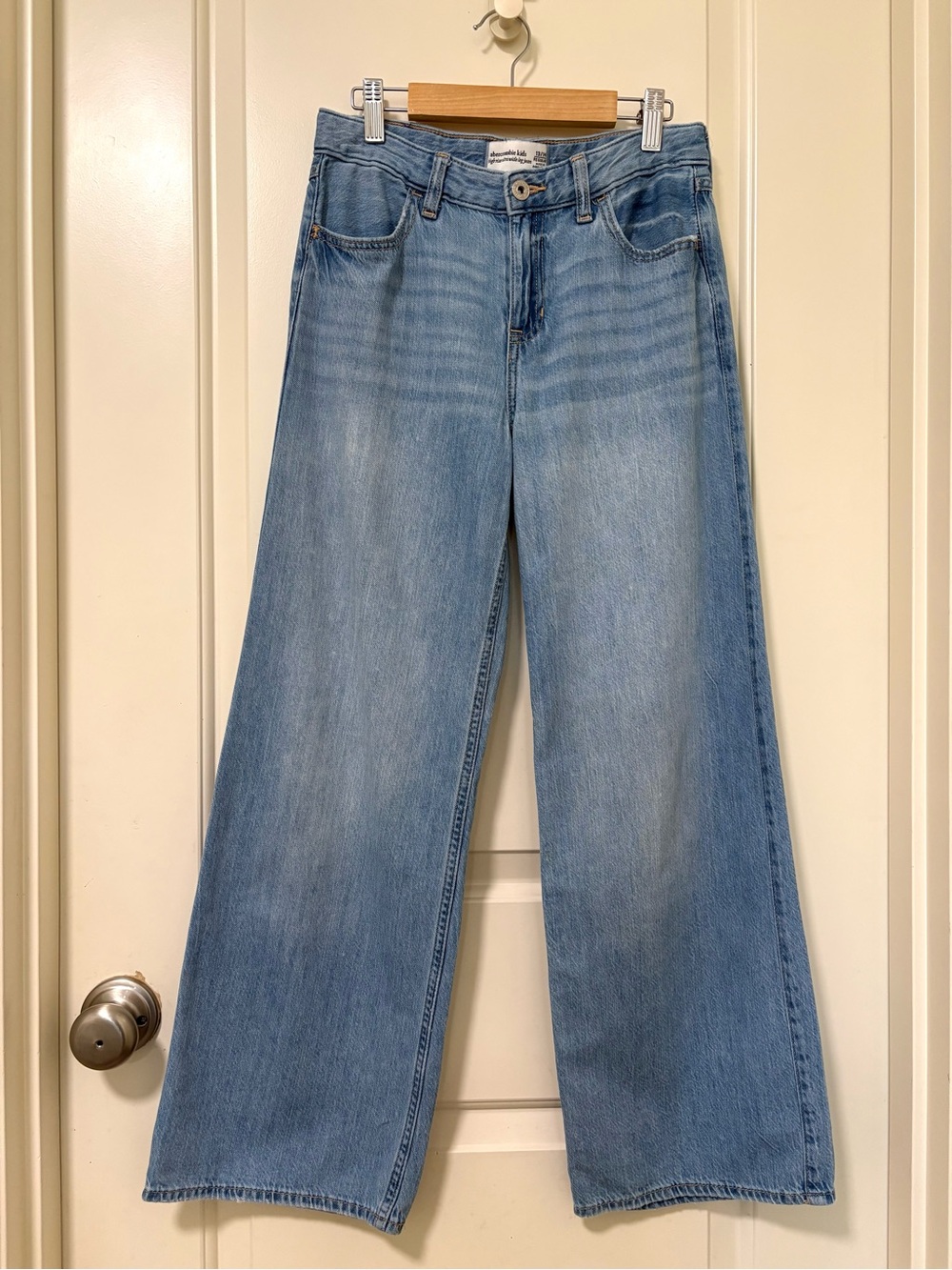 Abercrombie Girls High Rise Mini Mom Jeans 13-14 Blue.Gently used. No holes.